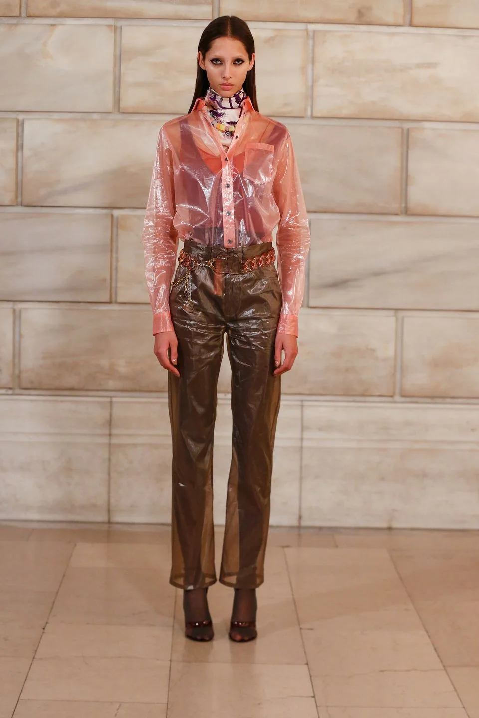 Organza plástica / nylon translúcido | Surge nas peças transparentes com estrutura leve, mas visualmente impactante. Funciona como uma camada entre roupa e embalagem. CLIQUE NA FOTO PARA VER MAIS DETALHES.